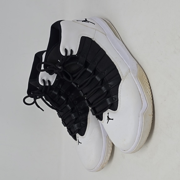 nike jordan max aura aq9084